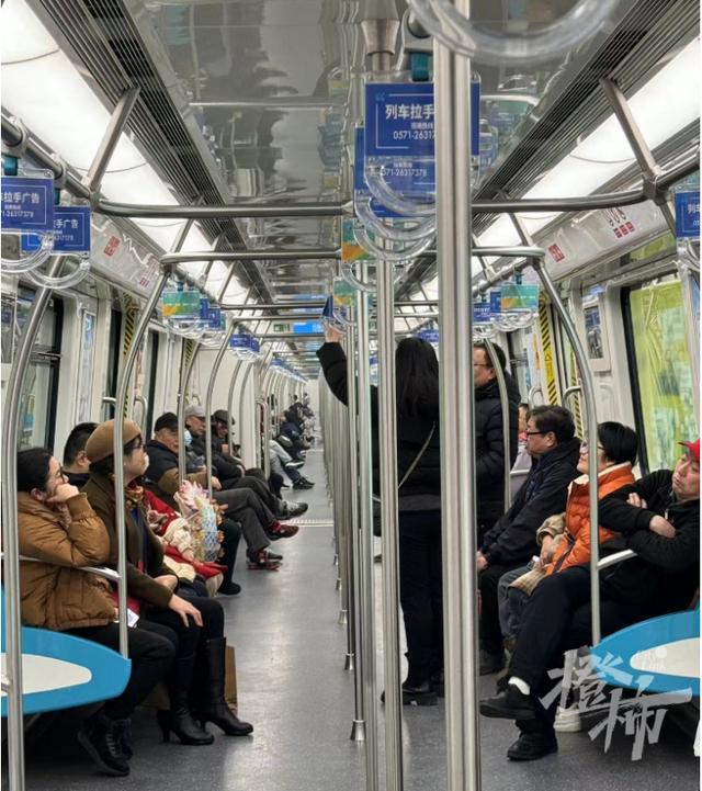 在地铁里睡着了被罚款15元？网友懵了：还有这种操作？杭州有这笔费用吗？