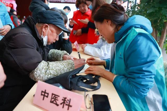 义诊、免费理发……小昆山这场“板凳公益集市”把温暖送到群众心坎里