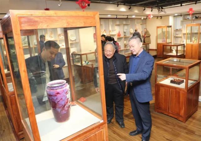 “金龙迎春”陶瓷雕塑生肖主题展开展