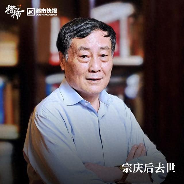 “当年面试是在这个楼的二楼，没想到再来，是和宗总告别。”杭州市民前往清泰街娃哈哈原总部献花悼念宗庆后