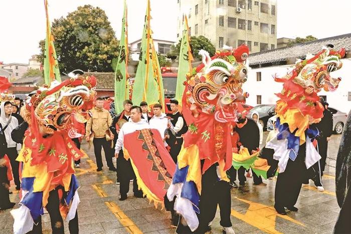 醒狮舞龙轮番登场、麒麟巡游送吉祥、盆菜宴答谢环卫工人……街头巷尾热火朝天 男女老少欢天喜地