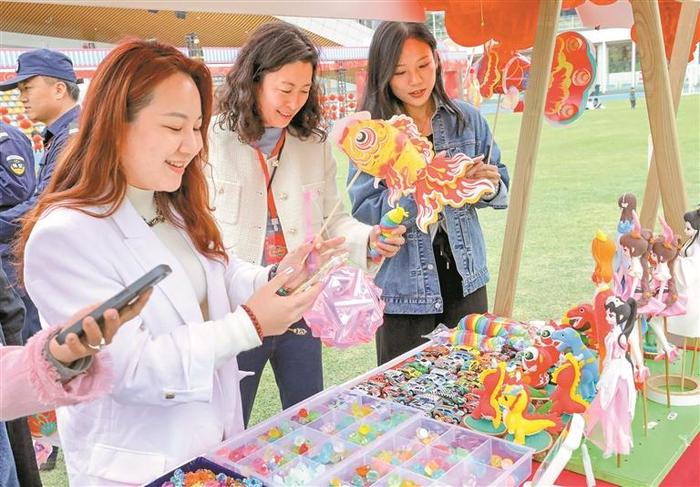 醒狮舞龙轮番登场、麒麟巡游送吉祥、盆菜宴答谢环卫工人……街头巷尾热火朝天 男女老少欢天喜地