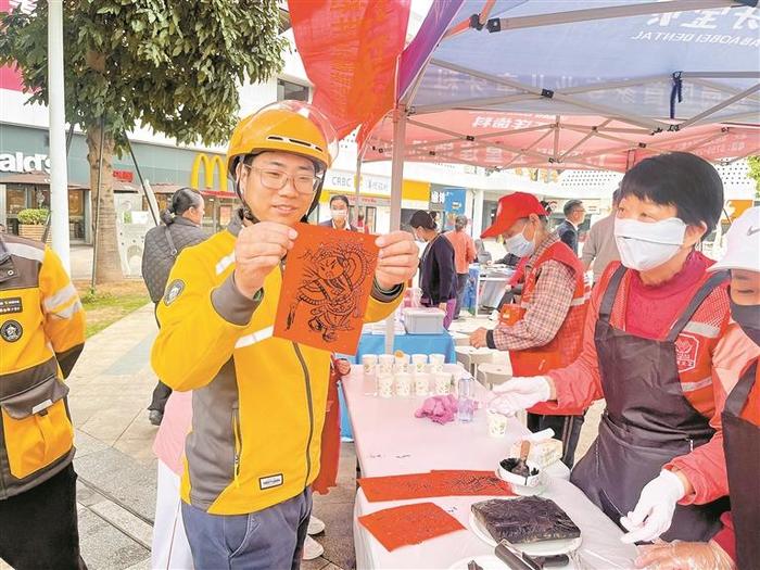 醒狮舞龙轮番登场、麒麟巡游送吉祥、盆菜宴答谢环卫工人……街头巷尾热火朝天 男女老少欢天喜地