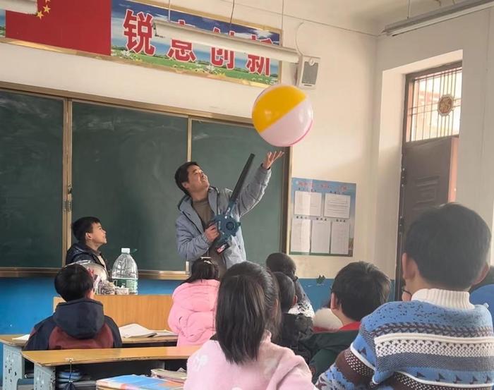 微观乡村｜上千孩子眼中的“魔法师” 乡村教师张建涛：科学教育不是形式化，我只要孩子们认可就行