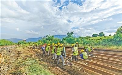 人民日报：中企承建莫桑比克纳卡拉走廊铁路维养项目

“铁路升级改造给地区发展带来显著变化”（共建“一带一路”·第一现场）