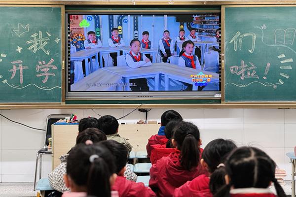 二七区嵩山路学校：龙腾虎跃攀高峰 龙马精神启新篇