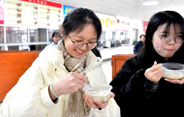 遇见劳动美 巧手搓汤圆 ——鄂南高中在实践中传承传统文化