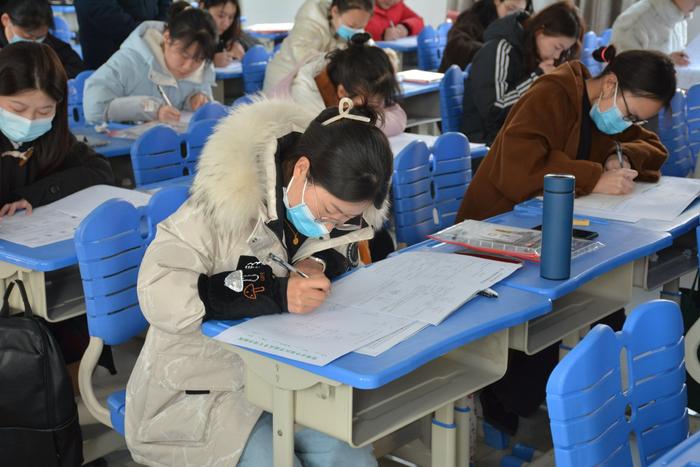 青年教师展风采 业务测评促成长 郑州市第四十二中学进行青年教师学科专业知识能力测试