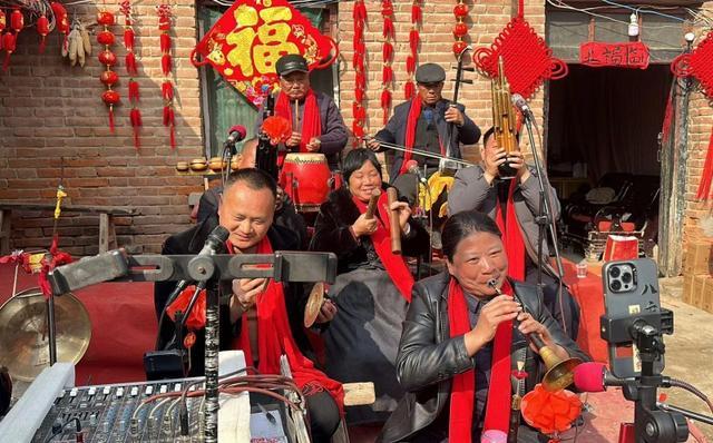 10位抖音主播春节举办13场“村晚”，1800万人云端共享浓郁“年味”