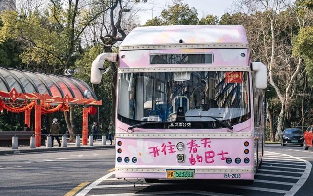 太浪漫！百年公交20路变身“开往春天的巴士”！带你游遍上海市中心地标→