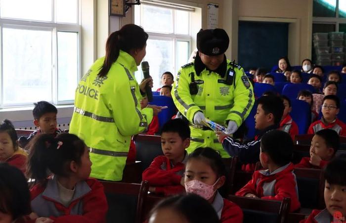 “保护生命安全出行” 济南市槐荫区交警进校园讲安全