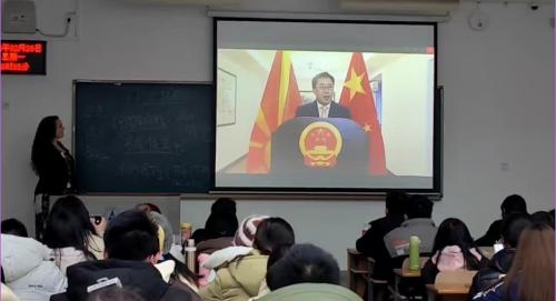 驻北马其顿大使张佐在中南财经政法大学马其顿语言与文化通选课开班仪式上发表视频致辞