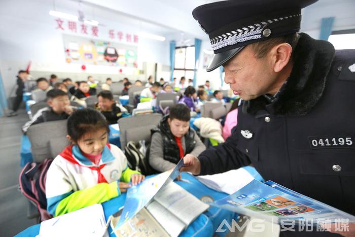 安阳县韩陵镇第二实验小学邀请民警给学生讲解安全防范知识