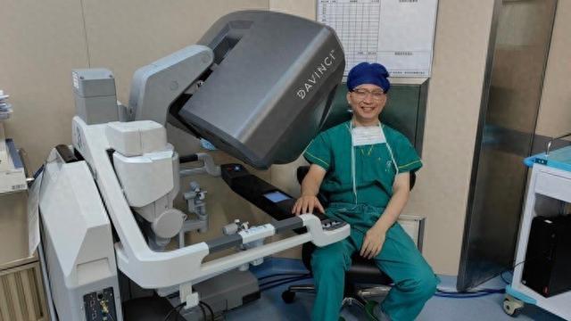 肿瘤像串葡萄一样在体内四处蔓延，上海长征医院成功为她实施高难度直肠癌手术
