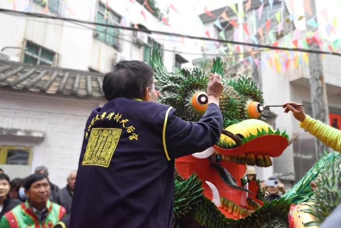 今日“显眼包”，是TA！全植物纯手工制作的湛江“生态龙”