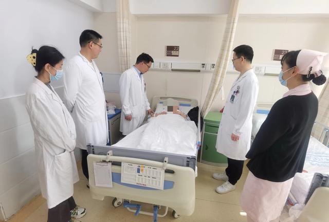 肿瘤像串葡萄一样在体内四处蔓延，上海长征医院成功为她实施高难度直肠癌手术