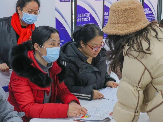 线上线下齐发力！太原市迎泽区举办2024年首场招聘会，3.5万余人求职