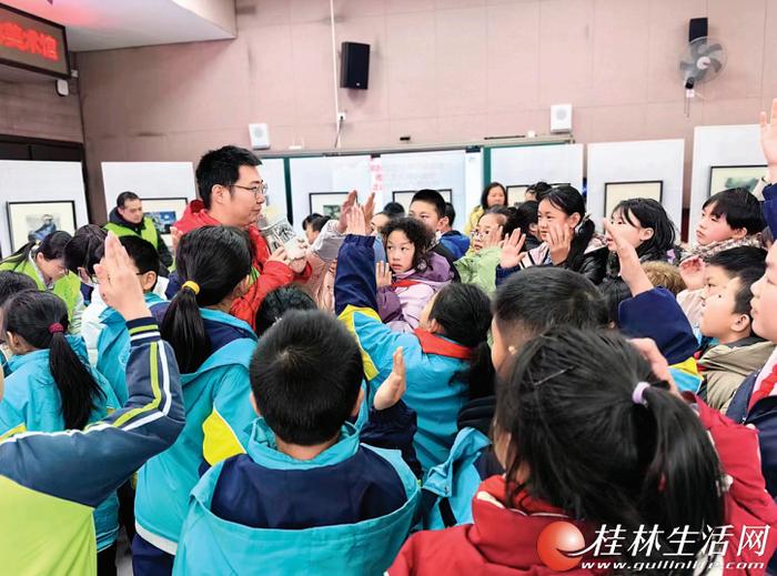 “移动美术馆”走进桂林市飞凤小学