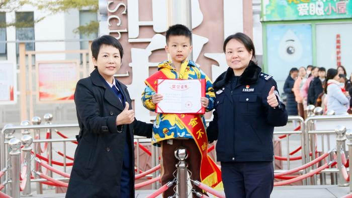 民警送奖上门，领奖人是位小学生