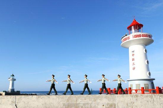 驻守三沙永兴岛的武警官兵执行巡逻任务。雷辙/摄