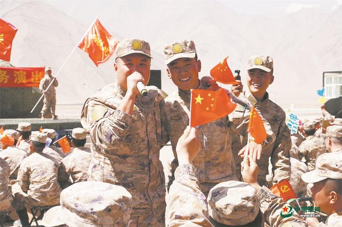 在为兵服务活动中,新疆军区文工团文艺轻骑队队员演唱歌曲《战友兄弟》,与官兵热情互动。聂腾飞摄