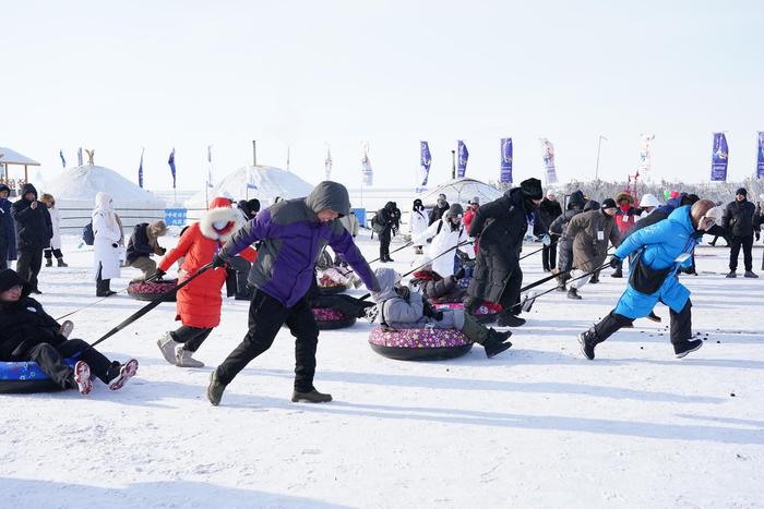 ▲2024年2月19日,游客在呼伦贝尔莫尔格勒河景区参加冰雪体验活动。图据视觉中国