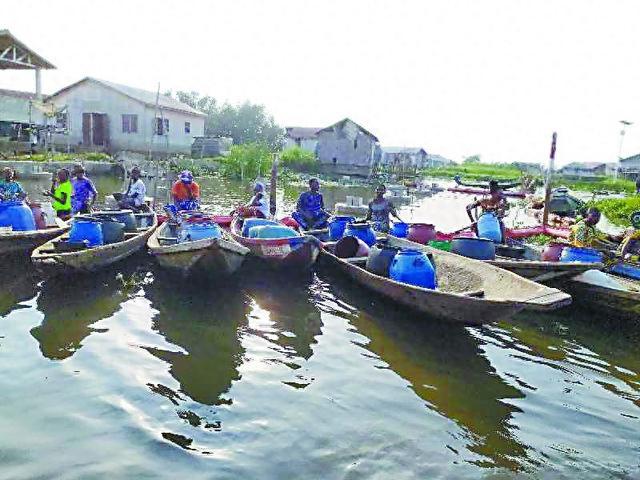 在“非洲威尼斯”访水上人家