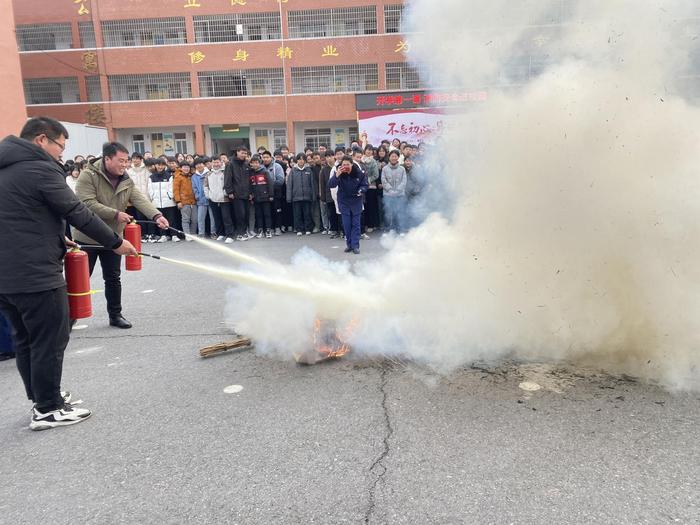 生命健康诚可贵，消防安全记我心——丁河一中消防安全应急疏散灭火演练