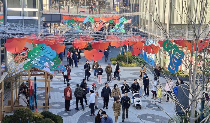 ▲2024年2月16日,上海龙华会商业街区新春游园会吸引众多市民游客。图据视觉中国