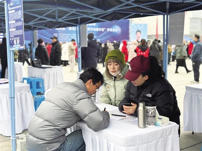 兰州市“就业援助暨春风行动集中日”专项活动举行 8700余人进场求职 3158人达成意向性就业