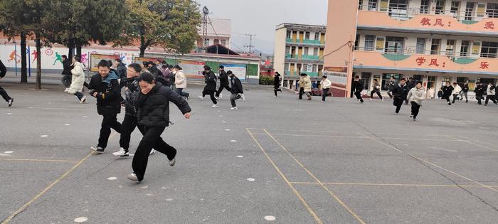 生命健康诚可贵，消防安全记我心——丁河一中消防安全应急疏散灭火演练