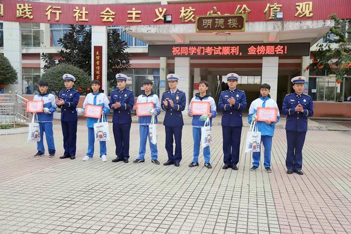 河池凤山：7名救火少年获颁“优秀消防志愿者”证书