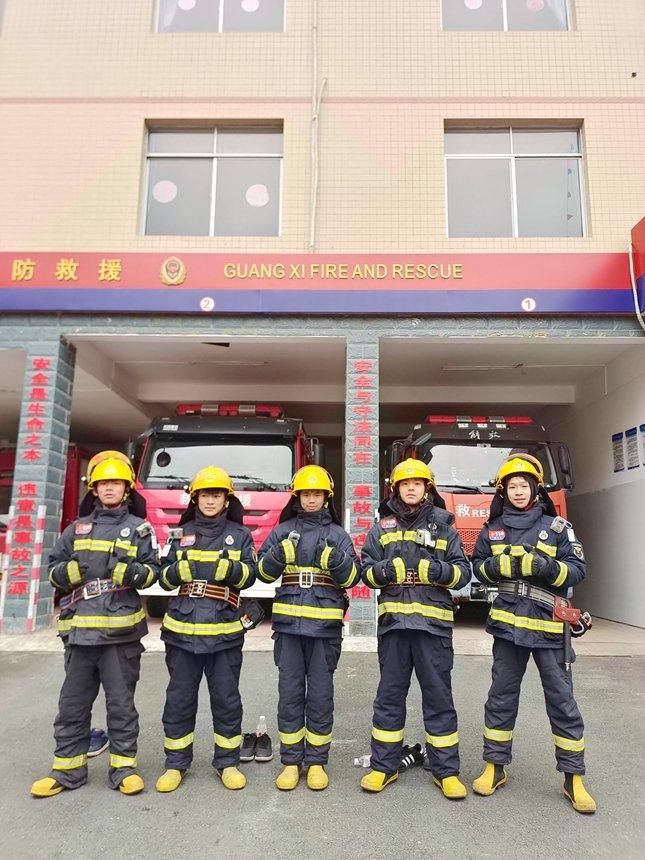 河池凤山：7名救火少年获颁“优秀消防志愿者”证书