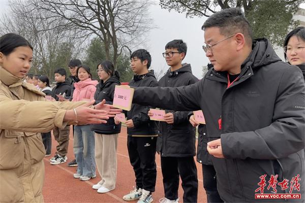 南峰助学基金助力偕乐桥中学学子追梦飞跃