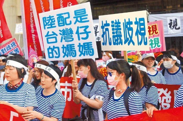 民进党无理阻挠缩短在台陆配获身份证年限