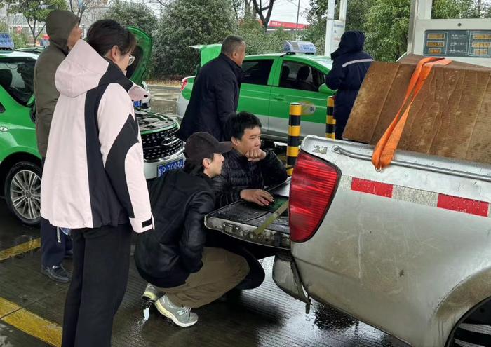 安徽省芜湖市湾沚区市场监管局邀请投诉人全程参与CNG加气计量投诉调查处理