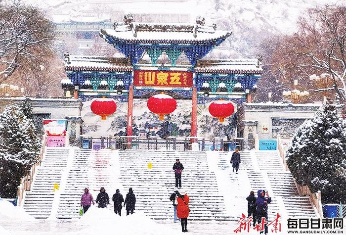 【图片新闻】省城兰州迎降雪 飘落的雪花将城区装扮如画