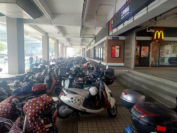 3号线江湾镇地铁站被非机动车“包围”：乘客穿行不便，还担心有消防隐患
