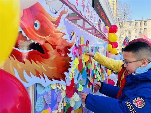 舞龙送祝福、留言许心愿！新康小学开学典礼“龙”重登场