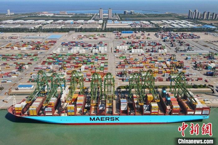 资料图：一艘货轮在天津港太平洋国际集装箱码头进行装卸作业。(无人机照片) 中新社记者 佟郁 摄