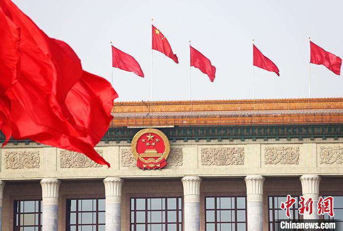 资料图：天安门广场上红旗飘扬。 中新社记者 刘占昆 摄