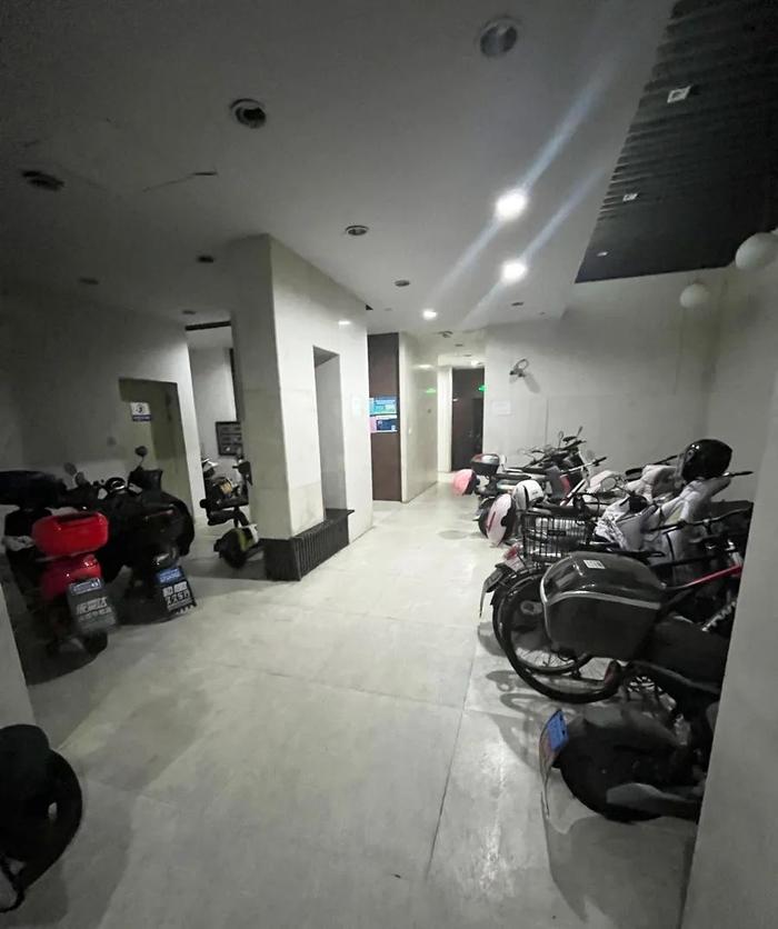 上海不少小区也有！架空层停满电瓶车，而地下车库却很空？居民：晚上楼道电梯厅全是…