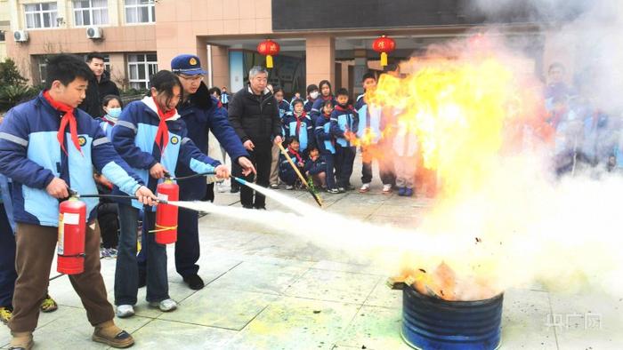 江西上饶：学生模拟火灾应急演练 提高防火意识和自我保护能力