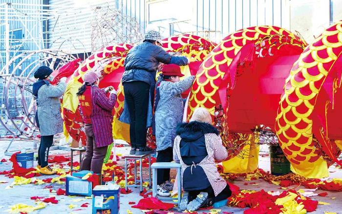 太原市横渠村花灯匠人制作“龙灯” 聂行明 摄