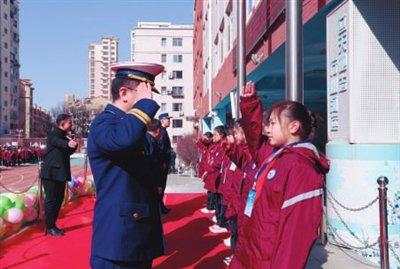 3月1日的沈阳天空飘来加粗烫金的几个大字 孩子们龘龘朤朤！