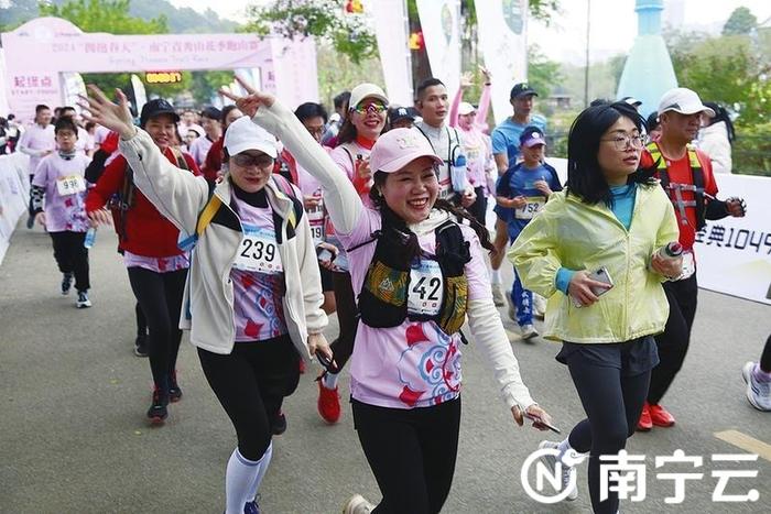 南宁青秀山花季跑山赛开跑 近千名选手龙年初春“上春山”