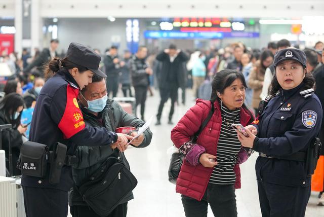 图片故事｜当“第一个春运”遇上“最后一个春运”  铁警师徒温暖回家路