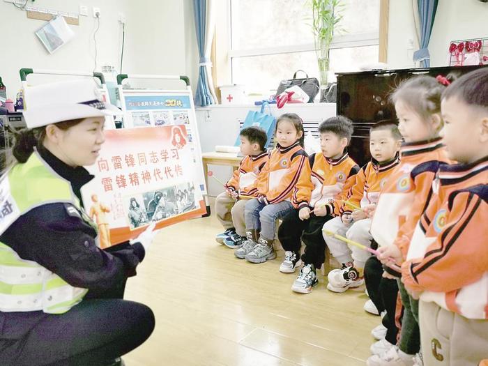 邢台市公安交警支队联合多所学校开展以“弘扬雷锋精神 ”为主题的宣传教育活动