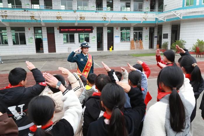 二等功臣、阅兵战士、人民军医……这支硬核“学雷锋”医疗队走进深山希望小学