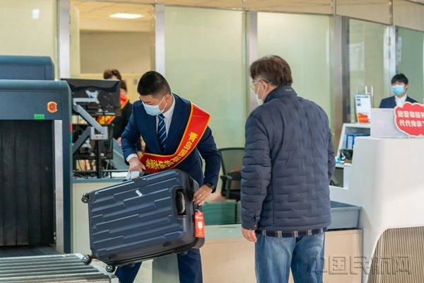 青岛机场集团开展“学雷锋 做雷锋 守护旅客安全出行”志愿服务活动